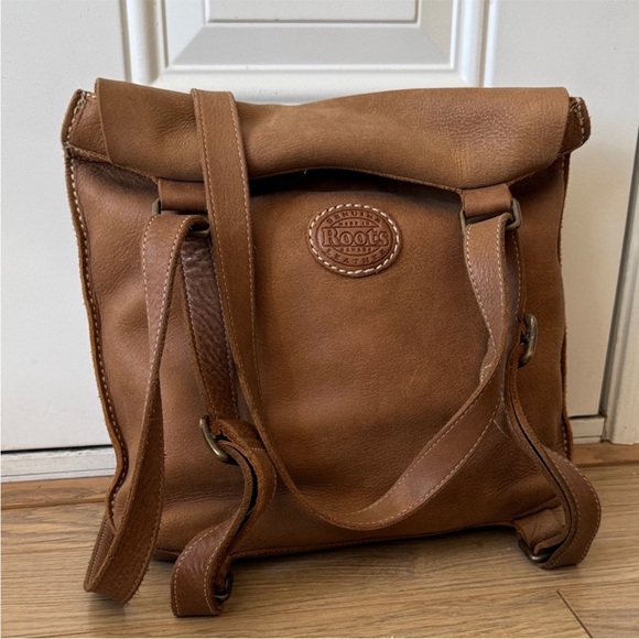 ROOTS Geniune Leather
Convertible Crossbody into
Backpack - Picture 5 of 13